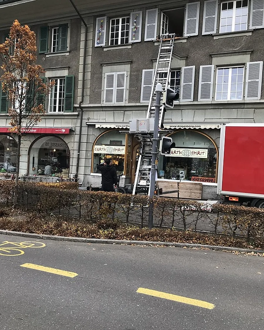 Möbellift von Kaktusumzug an einer Altbaufassade in Bern