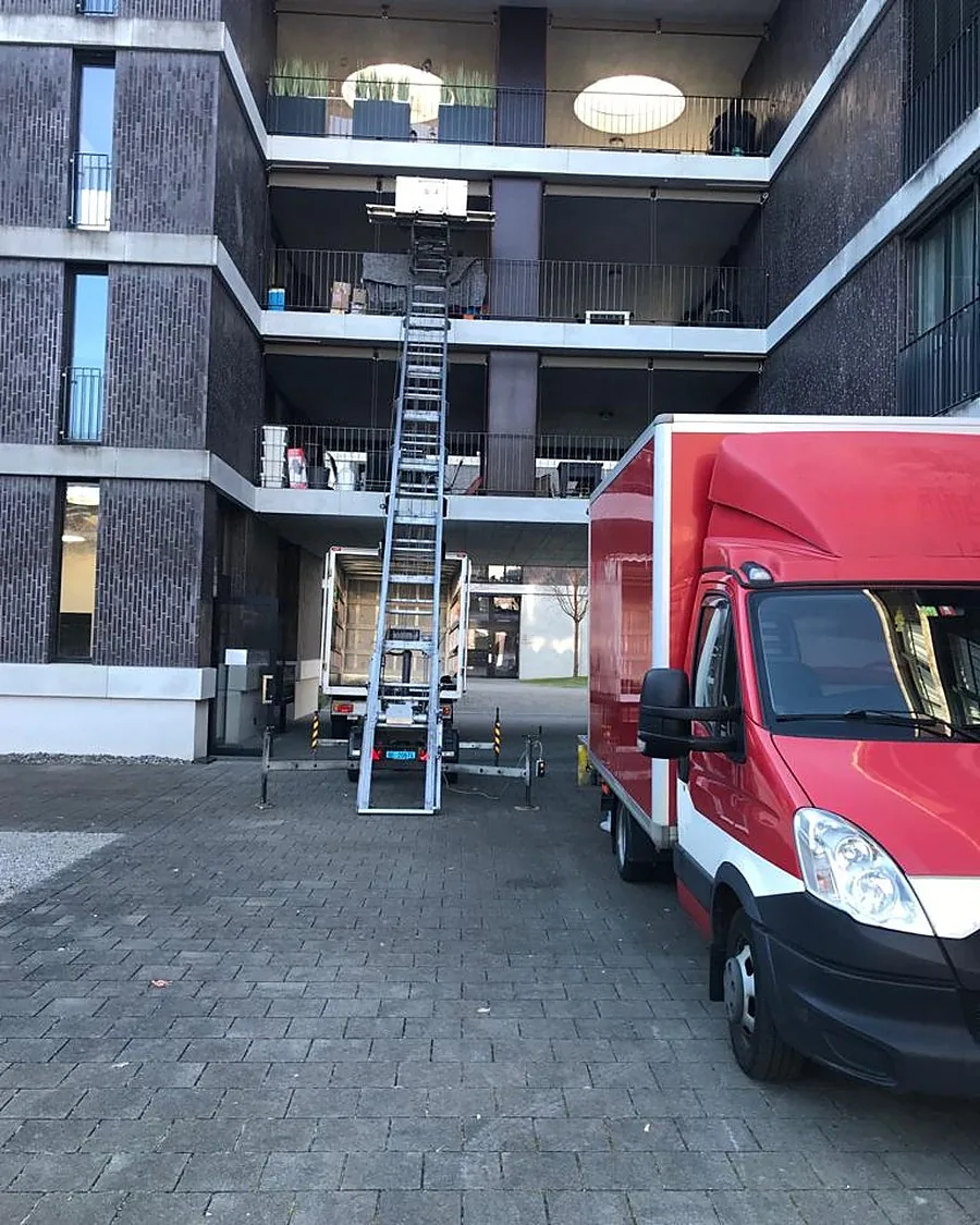 Lieferwagen und Möbellift im Innenhof einer Überbauung in Bern